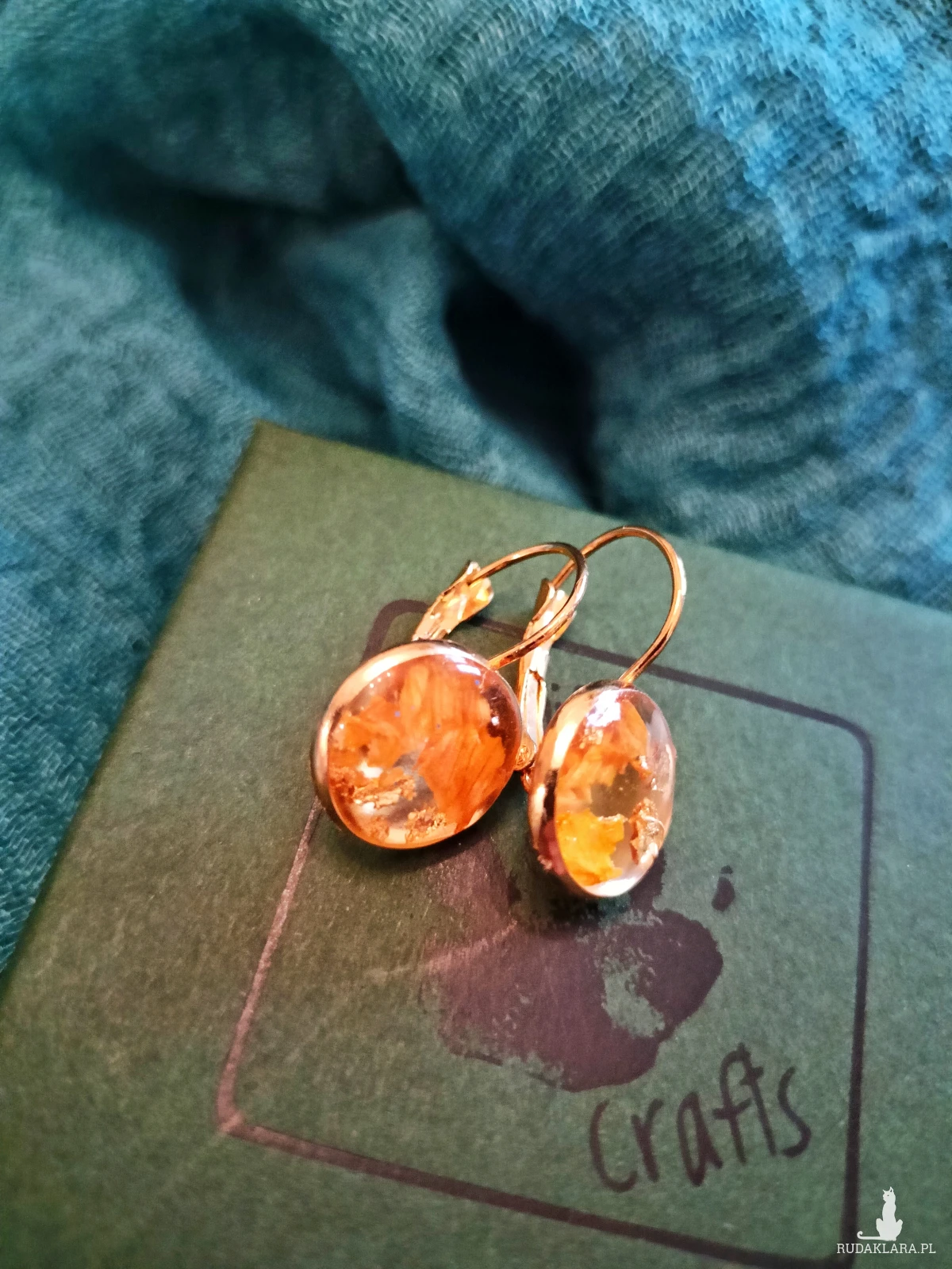 Kolczyki ze słonecznikiem w żywicy – pozłacana biżuteria handmade inspirowana naturą